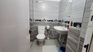 Habitación básica con 1 cama matrimonial o 2 individuales, para no fumadores, vista a la ciudad | Baño | Regadera, toallas, jabón, shampoo