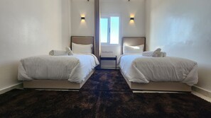 Habitación básica con 1 cama matrimonial o 2 individuales, para no fumadores, vista a la ciudad | Escritorio, espacio para trabajar con laptop y cortinas blackout 