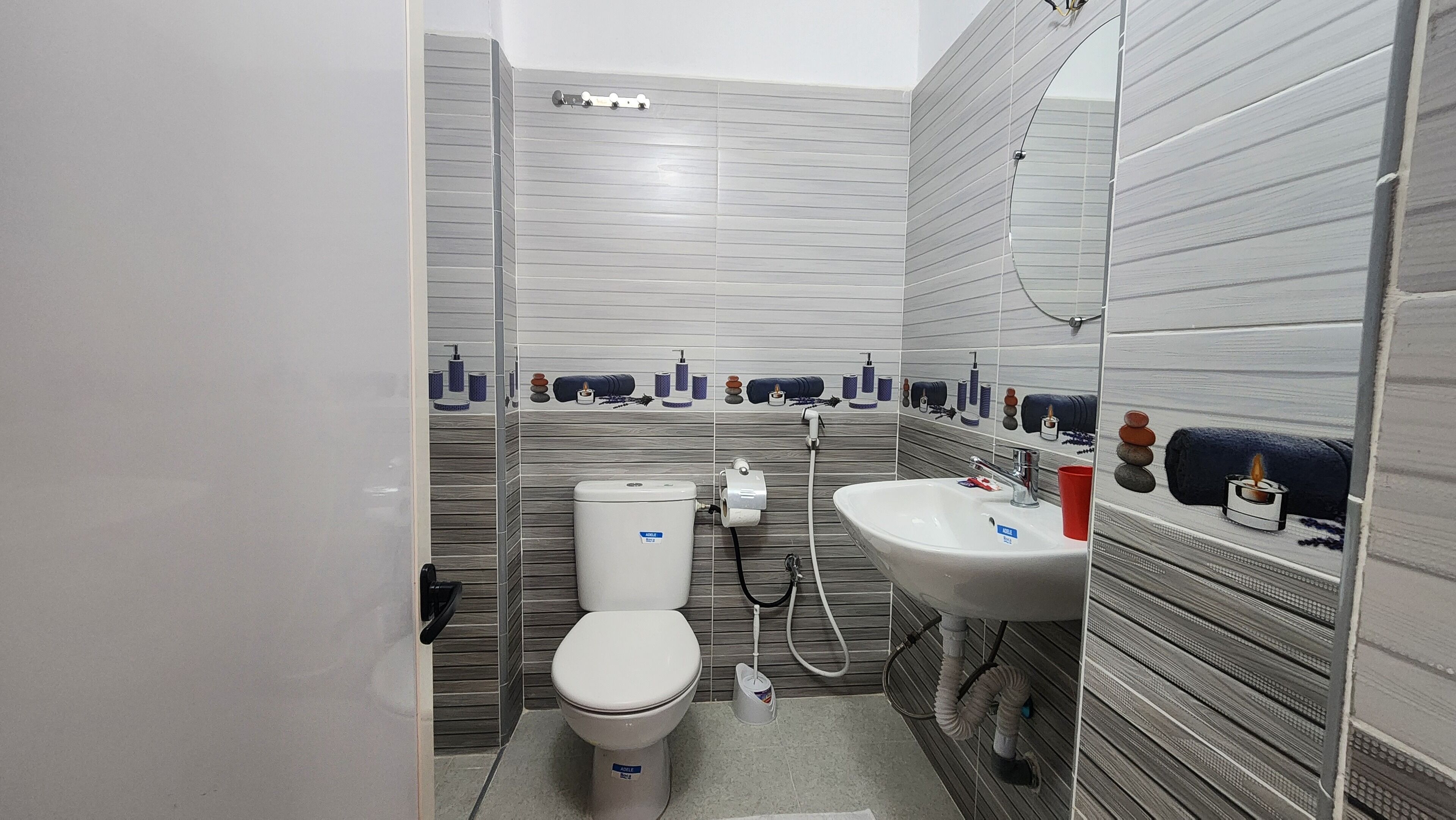 Chambre Triple Familiale, non-fumeurs, vue ville | Salle de bain | Douche, serviettes fournies, savon, shampoing
