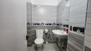 Family Triple Room, Non Smoking, City View | Bathroom