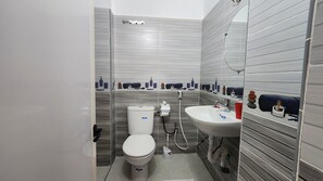 Chambre Triple Familiale, non-fumeurs, vue ville | Salle de bain | Douche, serviettes fournies, savon, shampoing