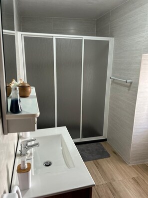 Shower, towels, soap, toilet paper - Village Corner (Bragança)