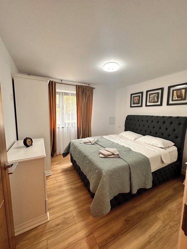 2 bedrooms, iron/ironing board, WiFi