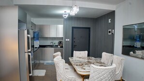 Una cocina moderna con comedor.
