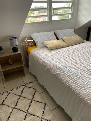 1 dormitorio, tabla de planchar con plancha, wifi y ropa de cama
