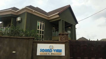 Façana frontal de l'allotjament