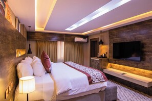 Deluxe Room, Balcony, City View | Desk, laptop workspace, blackout drapes, soundproofing - Sound View Lounge and Apartments (Enugu)