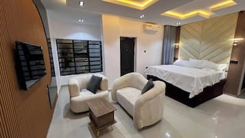 Habitació Deluxe, balcó, vistes a la ciutat | Escriptori, espai de treball apte per a portàtils i cortines opaques