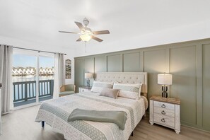 4 chambres, bureau, fer et planche à repasser, lit parapluie