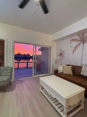 Een smart-tv, een open haard en boeken