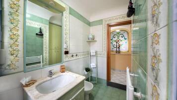 基础双人房 | 浴室 | 淋浴设施、吹风机、毛巾、肥皂