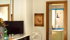 A bathroom with a sink, mirror, and towel rack. - La Finestra Sul Mare (Ischia)