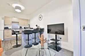Appartement Confort, 2 chambres | Coin séjour | TV connectée de 42 pouces avec chaînes numériques