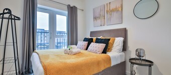 2 Bed Flat with Parking Near Waterfront