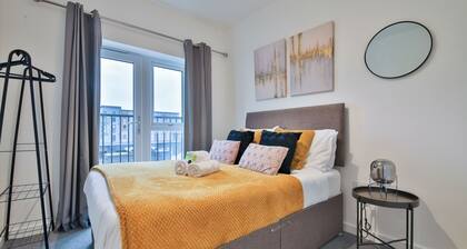 2 Bed Flat with Parking Near Waterfront