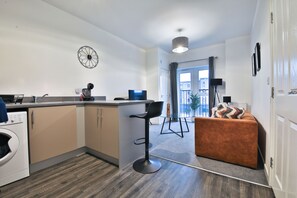 Apartamento Confort, 2 habitaciones | Cocina privada | Frigorífico, microondas, horno y placa de cocina