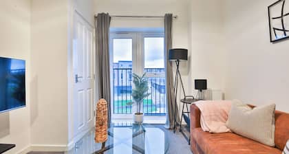 2 Bed Flat with Parking Near Waterfront