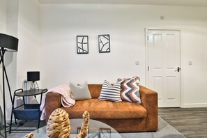 Appartement Confort, 2 chambres | Coin séjour | TV connectée de 42 pouces avec chaînes numériques