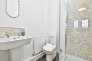 Comfort Apartment, 2 Bedrooms | Bathroom | Separate tub and shower, free toiletries, hair dryer, towels