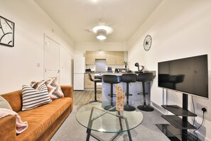 Apartamento Confort, 2 habitaciones | Zona de estar | Smart TV de 42 pulgadas con canales digitales