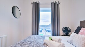 Comfort Apartment, 2 Bedrooms - 2 Bed Flat with Parking Near Waterfront (Barry)