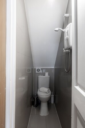 Sèche-cheveux, serviettes fournies, savon