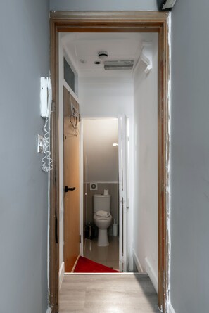 Hair dryer, towels, soap - Inverness Terrace Studios - Single Studio 201 (London)