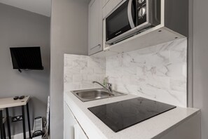 Fridge, microwave, toaster, cookware/dishes/utensils - Inverness Terrace Studios - Single Studio 201 (London)