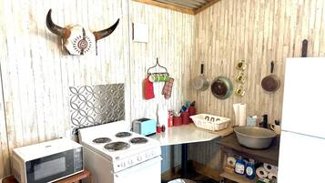 Køleskab, mikrobølgeovn, ovn, kogeplade