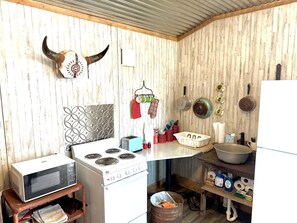 Fridge, microwave, oven, stovetop - Lawrence's Llano River Tiny Haus #1 (Llano)