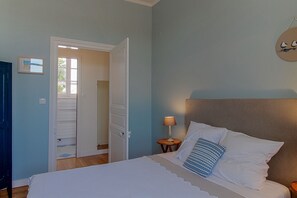 5 bedrooms, iron/ironing board, WiFi, bed sheets