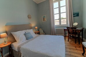 5 bedrooms, iron/ironing board, WiFi, bed sheets