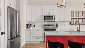 Jääkaappi, mikroaaltouuni, uuni, liesi