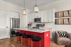 冷蔵庫、電子レンジ、オーブン、コンロ