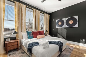 4 slaapkamers, een bureau, een strijkplank/strijkijzer, wifi