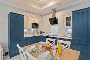 House | 2 bedrooms - 10 Mansion House - Indoor Pool Sea Views Gym (Tenby)