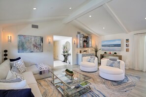 Smart-TV, Kamin, Stereoanlage