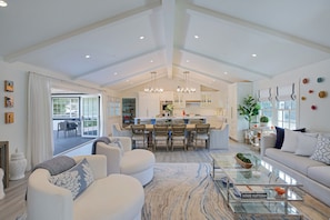 Smart TV, fireplace, stereo