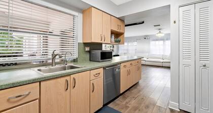 Charming 3-bedroom pool-house with WiFi and AC in welcoming Fort Lauderdale