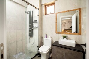 Shower, bidet, towels, soap - Modern Luxury with Sea view at the rooftop, Nyali (Mombasa)