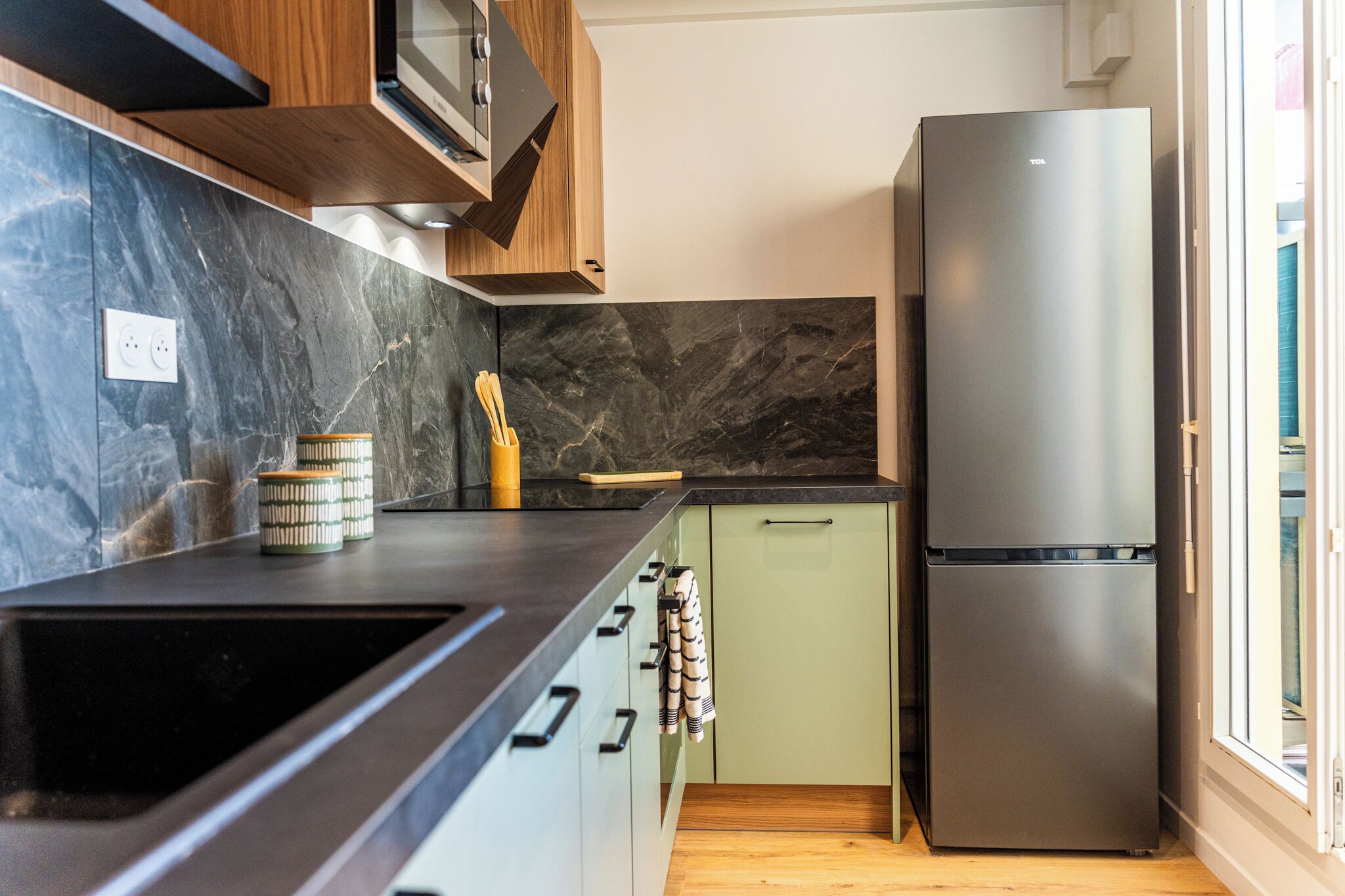 Réfrigérateur, micro-ondes, four, plaque de cuisson