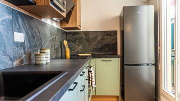 Réfrigérateur, micro-ondes, four, plaque de cuisson