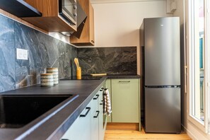 Frigorifero, microonde, forno, piano cottura