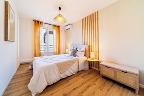 2 bedrooms, iron/ironing board, travel crib, internet