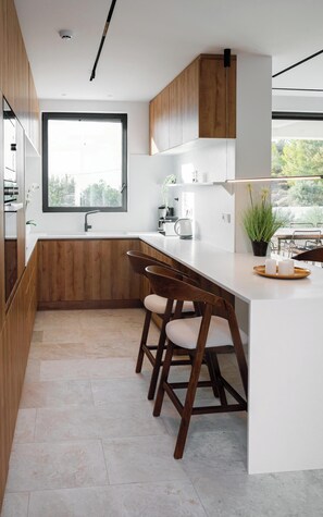 Vila luxo, vista para o mar | Cozinha privada | Geladeira grande, micro-ondas, fogão, cooktop