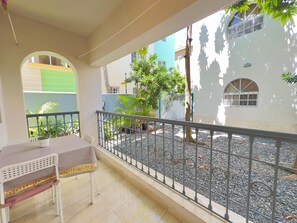 Outdoor dining - Centrally located, cozy and steps from the beach (Punta Cana)