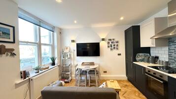 Apartamento | Cozinha privada | Geladeira, micro-ondas, fogão, cooktop