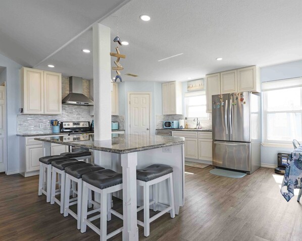 Kjøleskap, mikrobølgeovn, ovn og kokeplater