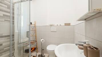 Dusche, Haartrockner, Bidet, Handtücher