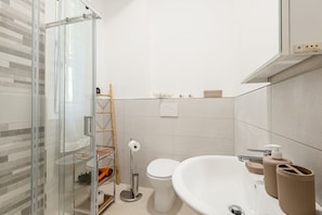 Douche, sĂšche-cheveux, bidet, serviettes fournies